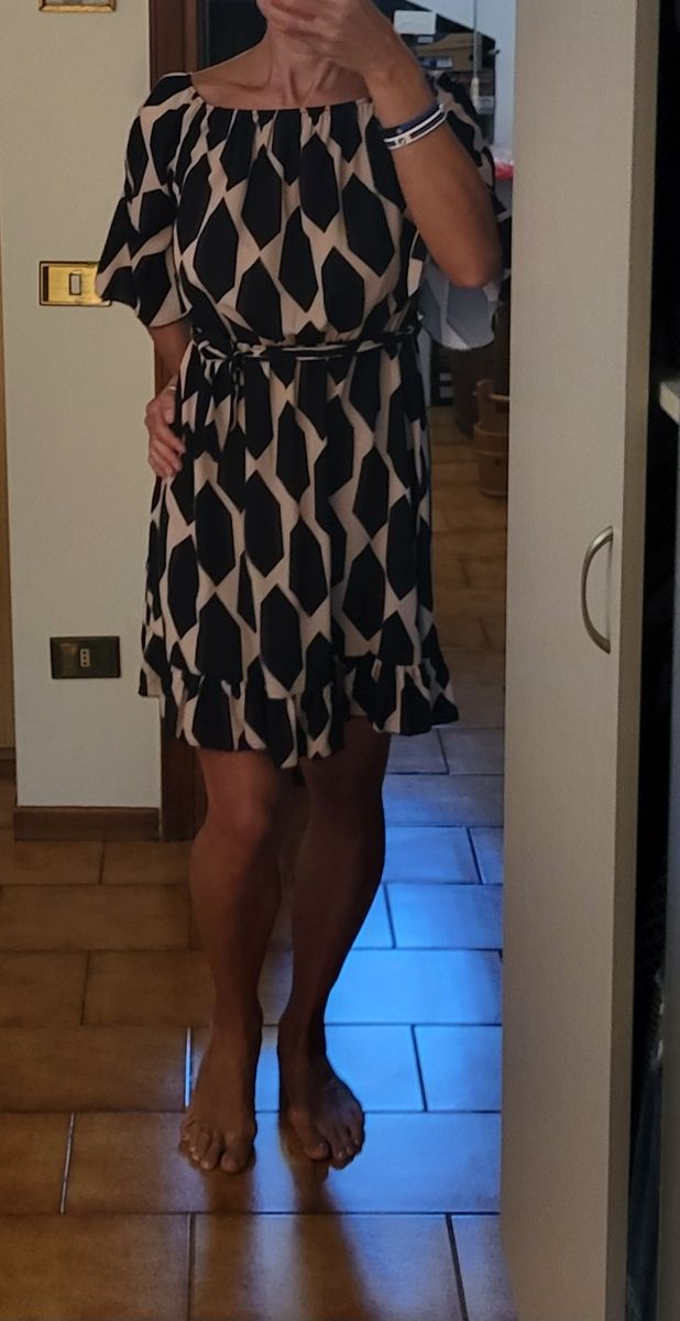 Vestito corto beige e nero