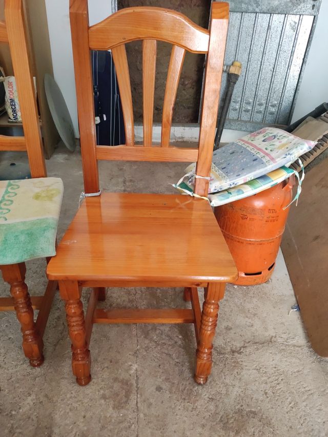 2 sillas madera maciza + 1 con un pequeño roto 
