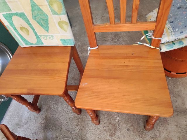 2 sillas madera maciza + 1 con un pequeño roto 