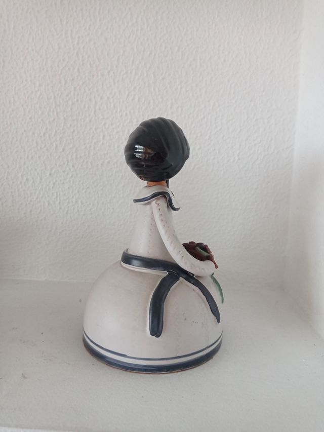 Muñeca artesanal terracota.