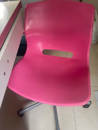 Escritorio infantil rosa y blanco