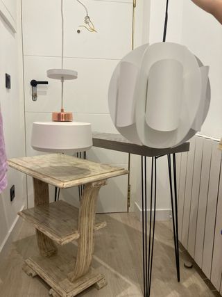 Mesas y lámparas modernas