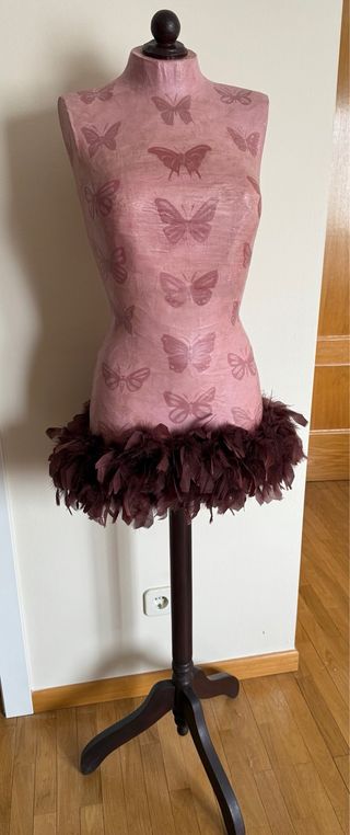 Maniquí vintage mariposas plumas