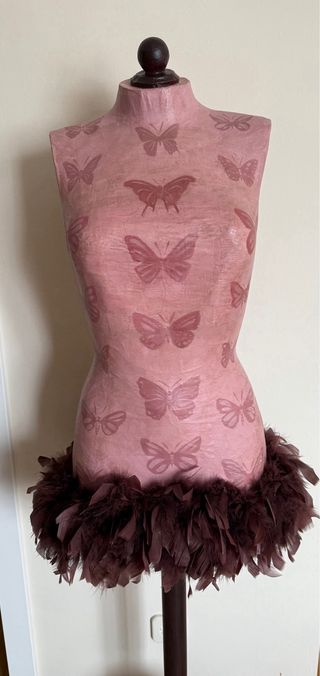 Maniquí vintage mariposas plumas