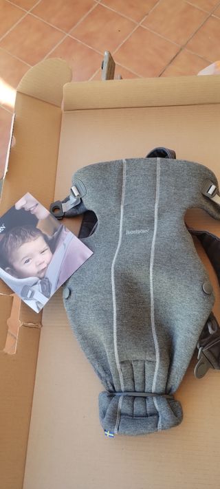 Mochila portabebés BabyBjorn Mini Gris