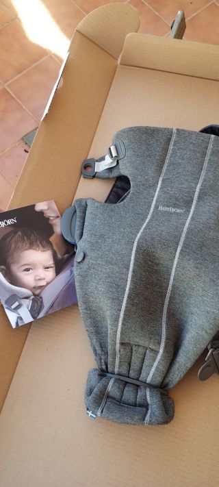 Mochila portabebés BabyBjorn Mini Gris