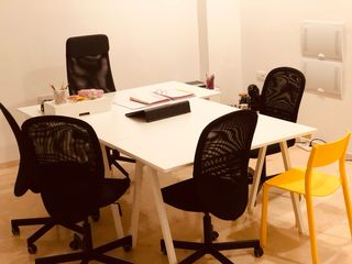 Mesas oficina TROTTEN + 4 sillas + 1 silla MARKUS 