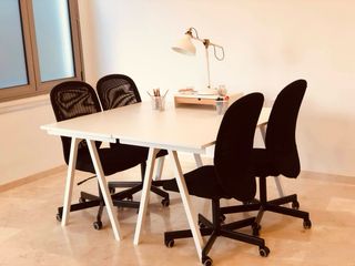 Mesas oficina TROTTEN + 4 sillas + 1 silla MARKUS 
