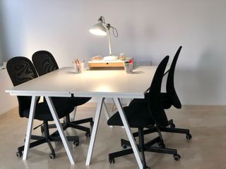 Mesas oficina TROTTEN + 4 sillas + 1 silla MARKUS 