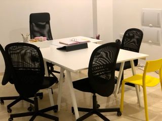 Mesas oficina TROTTEN + 4 sillas + 1 silla MARKUS 