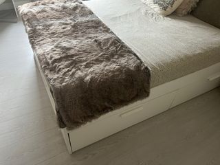 Cama doble blanca, con colchón y edredón
