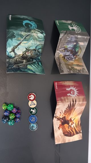 Accesorios Magic: Dados, pins y tripticos 