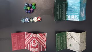 Accesorios Magic: Dados, pins y tripticos 