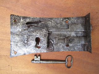 Cerradura antigua restaurada, detalles herrero.