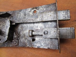 Cerradura antigua restaurada, detalles herrero.