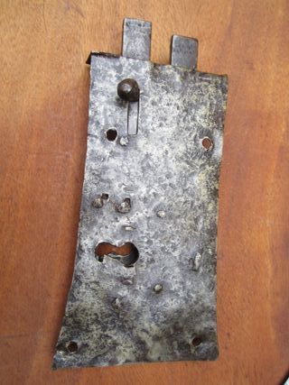 Cerradura antigua restaurada, detalles herrero.