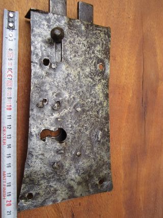 Cerradura antigua restaurada, detalles herrero.