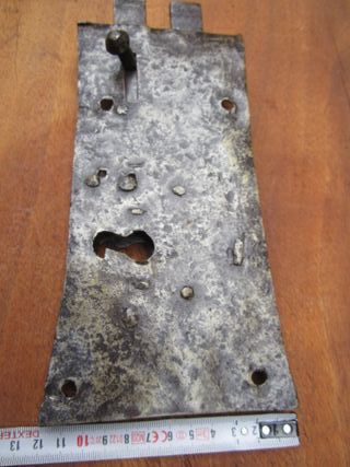 Cerradura antigua restaurada, detalles herrero.