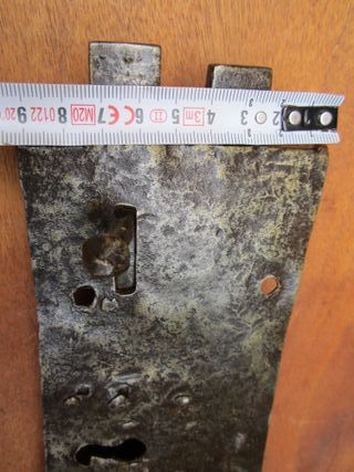 Cerradura antigua restaurada, detalles herrero.