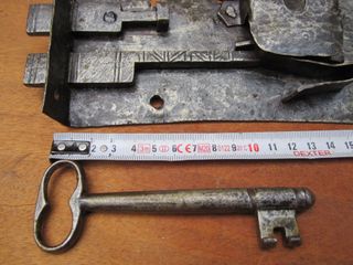 Cerradura antigua restaurada, detalles herrero.