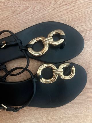 Sandalias Zara negras doradas