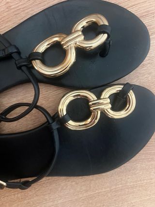 Sandalias Zara negras doradas