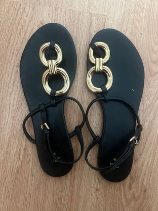 Sandalias Zara negras doradas