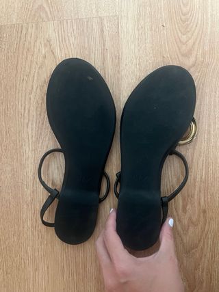 Sandalias Zara negras doradas