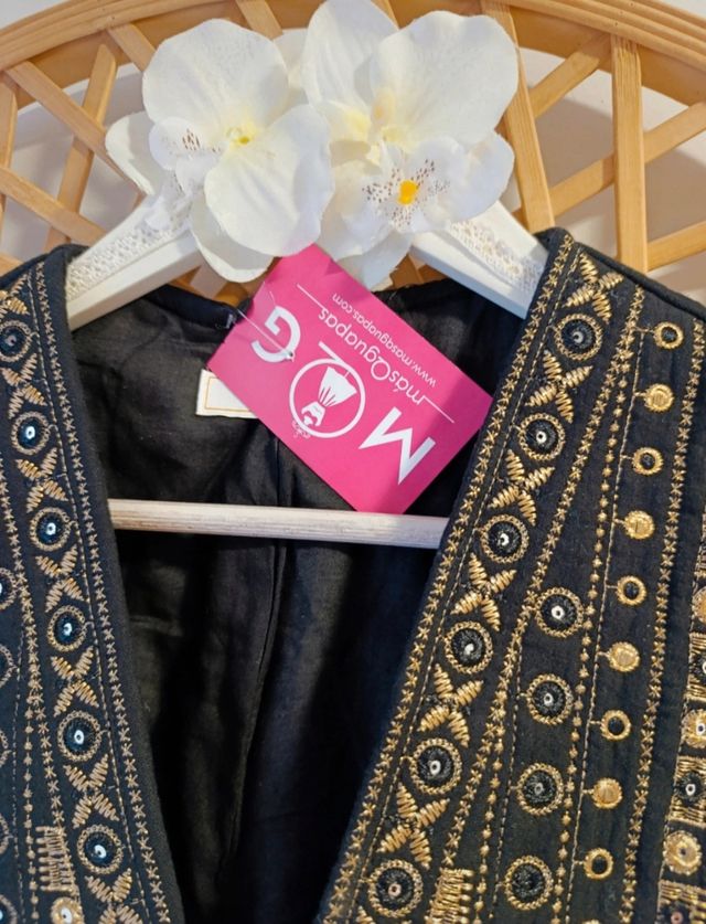 CHALECO BOHO NEGRO BORDADO DORADO 