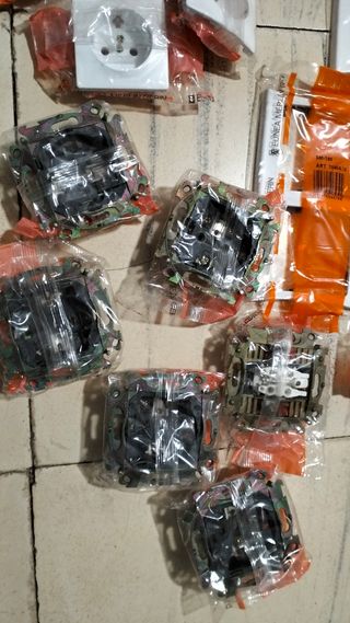 Mecanismos eléctricos: enchufes y placas