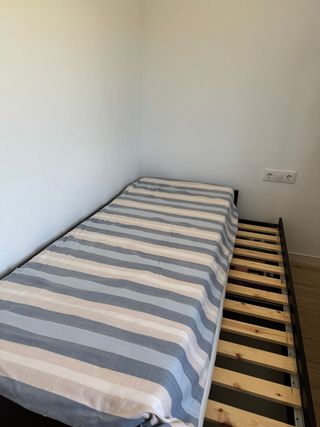 Cama Ikea negra con cajones