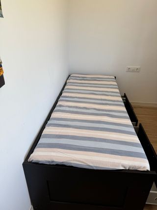 Cama Ikea negra con cajones