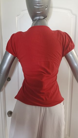 Camiseta roja estampada