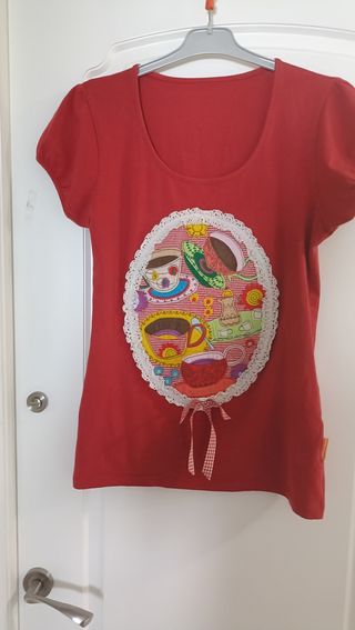 Camiseta roja estampada
