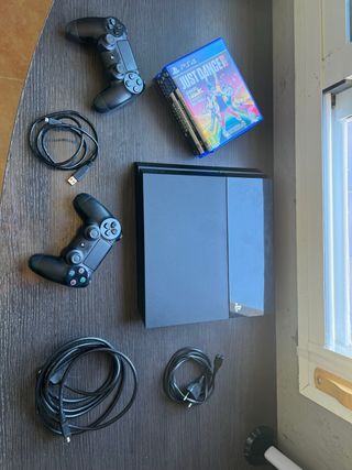 PS4 (PlayStation 4) + 2 mandos + 5 juegos + 3 cabl