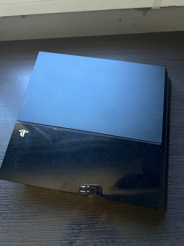 PS4 (PlayStation 4) + 2 mandos + 5 juegos + 3 cabl