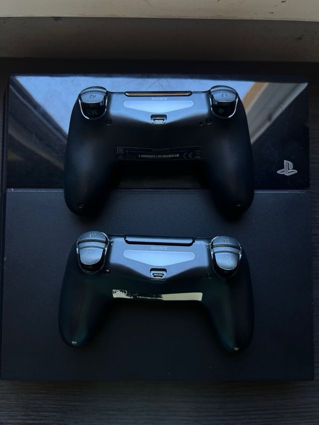 PS4 (PlayStation 4) + 2 mandos + 5 juegos + 3 cabl