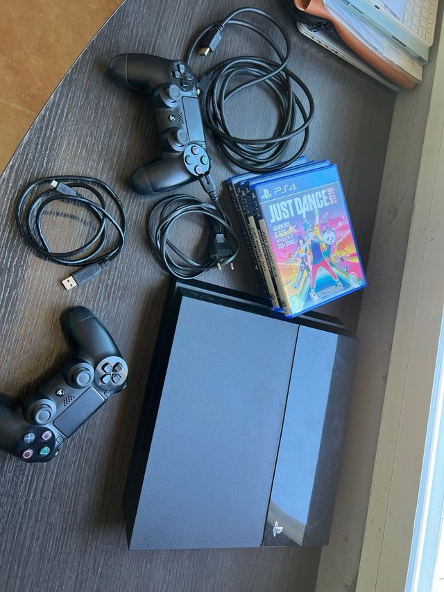 PS4 (PlayStation 4) + 2 mandos + 5 juegos + 3 cabl
