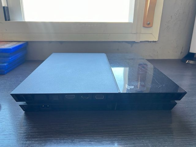 PS4 (PlayStation 4) + 2 mandos + 5 juegos + 3 cabl