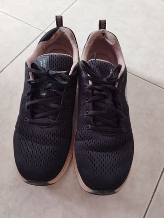 Zapatillas Skechers negras y rosas