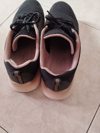 Zapatillas Skechers negras y rosas