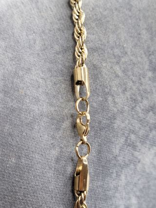Collar con dije de dólar dorado