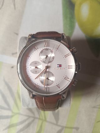Reloj Tommy Hilfiger marrón y plata