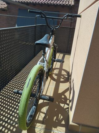 Bicicleta BMX Gris