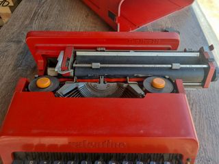 Máquina de escribir Olivetti Valentine roja