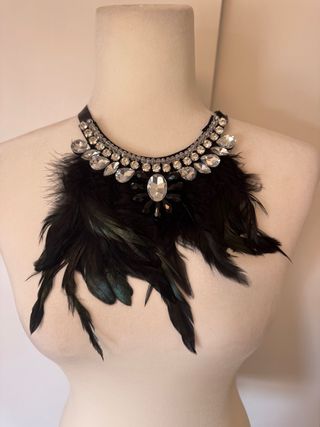 Collar plumas negro mujer