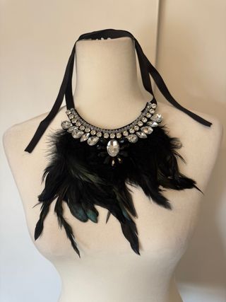 Collar plumas negro mujer