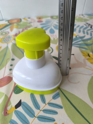 Molde con forma corazón para hacer hamburguesas.