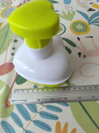 Molde con forma corazón para hacer hamburguesas.