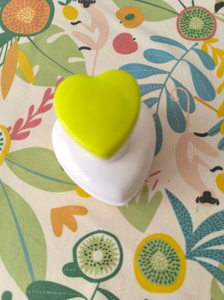 Molde con forma corazón para hacer hamburguesas.